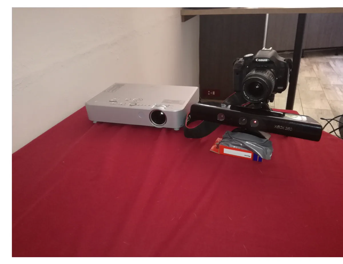 A projector, a Canon 500D DSLR and a Kinect for Xbox 360 mounted together on a stand